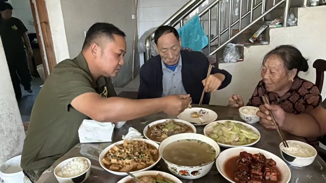 玉见老兵志愿分队-暖行赵班长，公益帮扶，走访慰问大麦屿古顺村困难退役老兵！